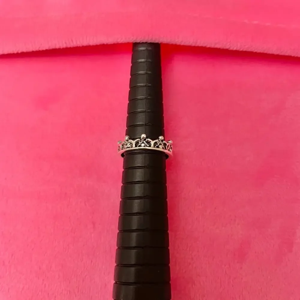 Women's Vintage Ring Very Good Condition Silver and Black Crown Size 4.75